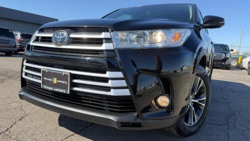 Midnight Black Metallic 2018 Toyota Highlander LE Plus
