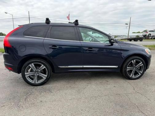 Magic Blue Metallic 2017 Volvo XC60 T6 Dynamic