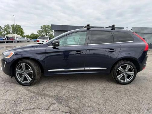 Magic Blue Metallic 2017 Volvo XC60 T6 Dynamic