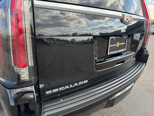 2018 Cadillac Escalade ESV Luxury