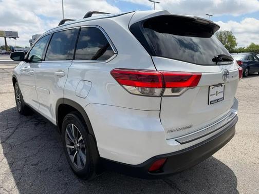 Pearl White 2019 Toyota Highlander XLE