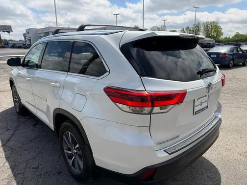 Pearl White 2019 Toyota Highlander XLE