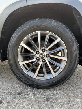 Pearl White 2019 Toyota Highlander XLE