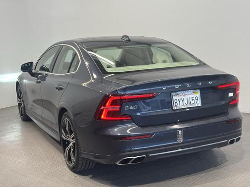 2022 Volvo S60 Recharge Plug-In Hybrid T8 Inscription