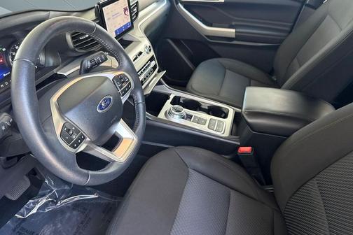 Star White Metallic Tri-Coat 2024 Ford Explorer XLT