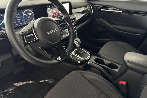 Clear White/Black Roof 2024 Kia Seltos S