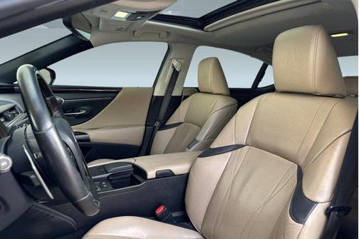 2019 Lexus ES 300h Ultra Luxury