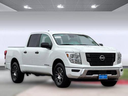 2023 Nissan Titan SV