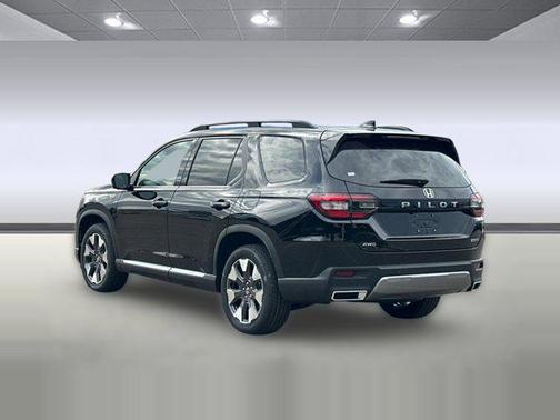 Crystal Black Pearl 2026 Honda Pilot Touring 8-Passenger