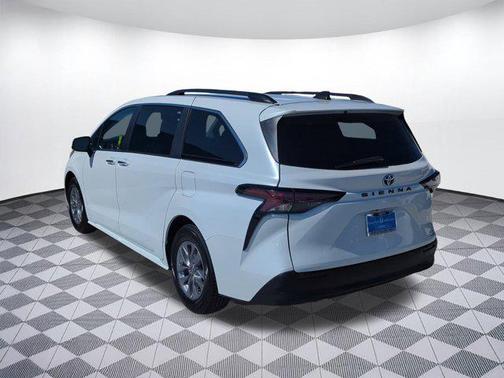 2023 Toyota Sienna XLE 8 Passenger