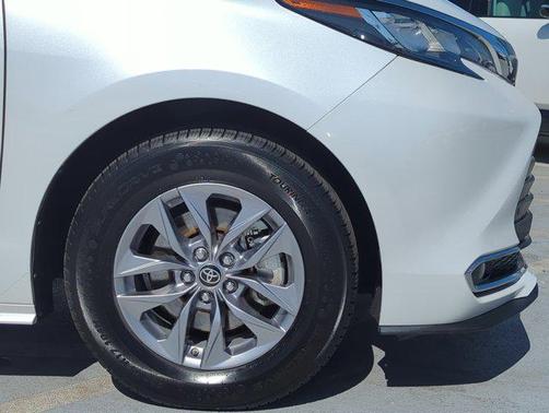 2023 Toyota Sienna XLE 8 Passenger