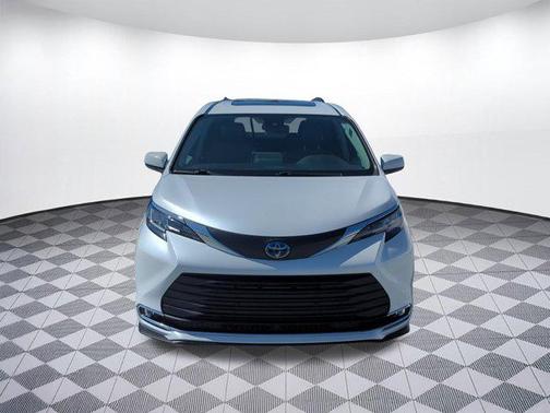 2023 Toyota Sienna XLE 8 Passenger