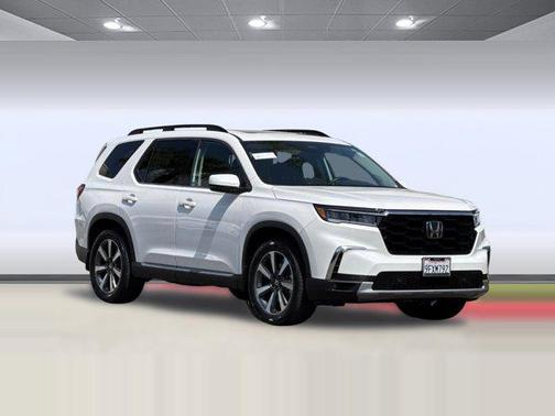 Platinum White Pearl 2023 Honda Pilot Touring 8-Passenger