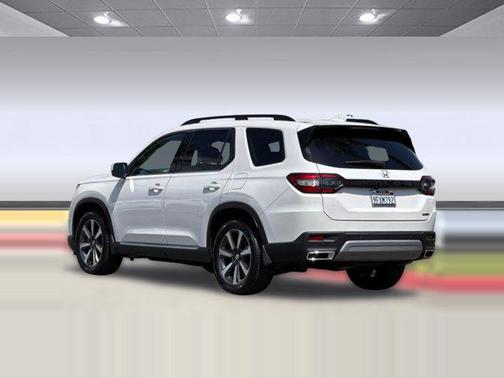 Platinum White Pearl 2023 Honda Pilot Touring 8-Passenger