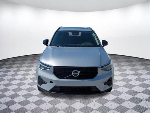 2024 Volvo XC40 B5 Core Dark Theme