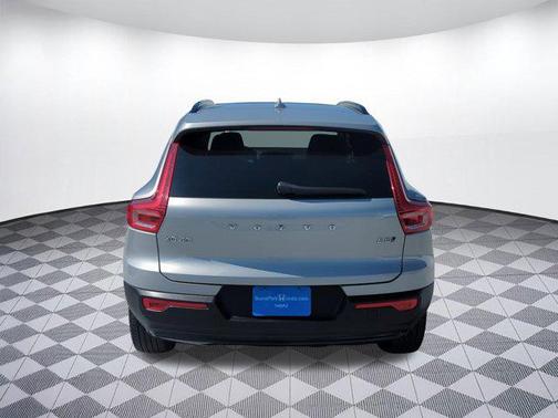 2024 Volvo XC40 B5 Core Dark Theme
