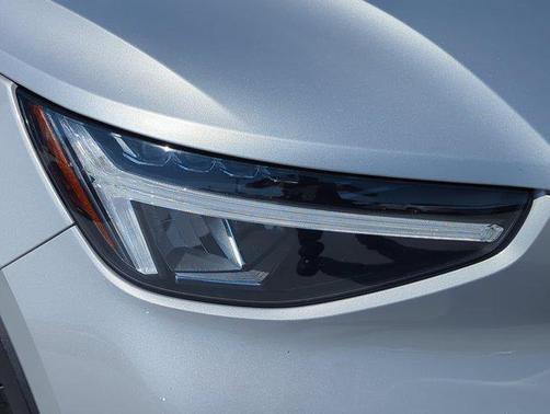 2024 Volvo XC40 B5 Core Dark Theme
