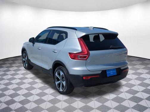 2024 Volvo XC40 B5 Core Dark Theme