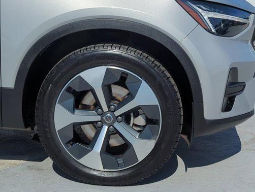 2024 Volvo XC40 B5 Core Dark Theme