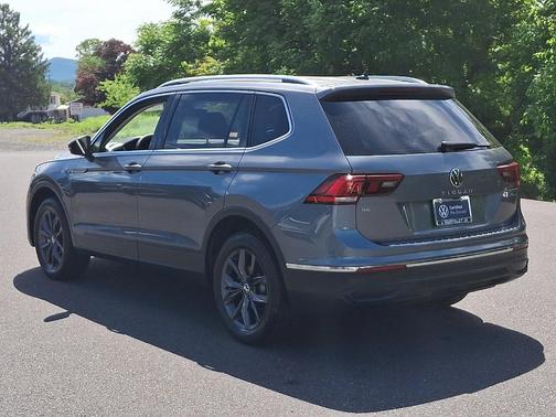 Platinum Gray Metallic 2023 Volkswagen Tiguan 2.0T SE