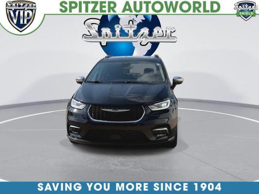 Brilliant Black Crystal Pearlcoat 2023 Chrysler Pacifica Limited