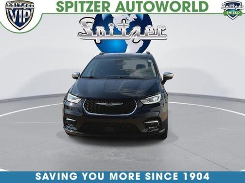 Brilliant Black Crystal Pearlcoat 2023 Chrysler Pacifica Limited