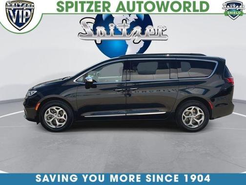 Brilliant Black Crystal Pearlcoat 2023 Chrysler Pacifica Limited