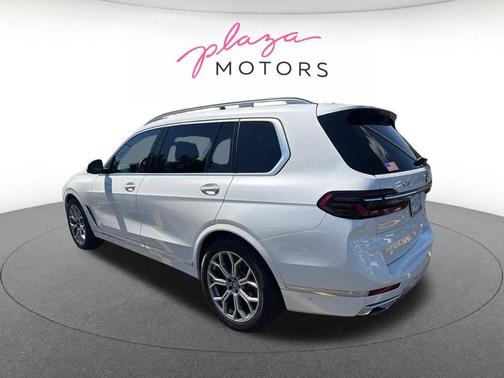 Mineral White Metallic 2025 BMW X7 xDrive40i