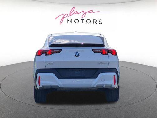Mineral White Metallic 2025 BMW X2 xDrive28i