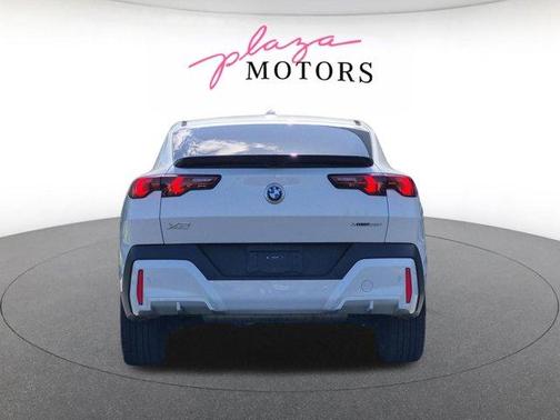 Mineral White Metallic 2025 BMW X2 xDrive28i