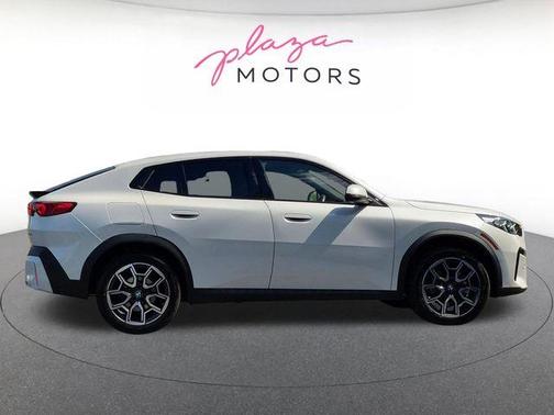 Mineral White Metallic 2025 BMW X2 xDrive28i