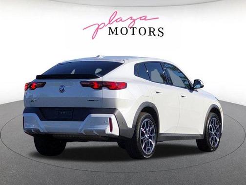 Mineral White Metallic 2025 BMW X2 xDrive28i
