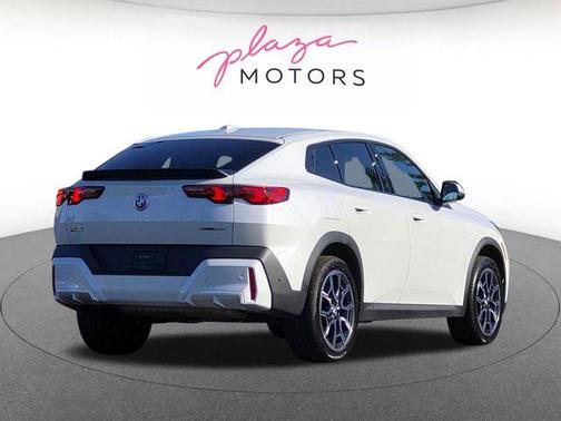 Mineral White Metallic 2025 BMW X2 xDrive28i