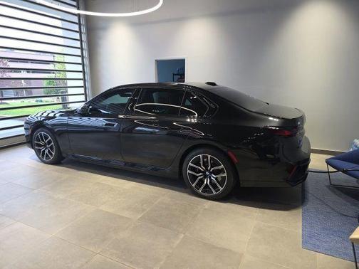 Black Sapphire Metallic 2023 BMW i7 xDrive60