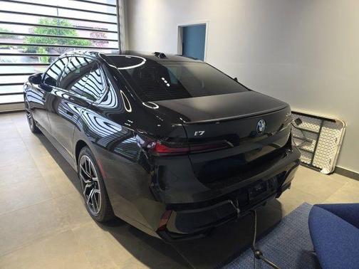 Black Sapphire Metallic 2023 BMW i7 xDrive60