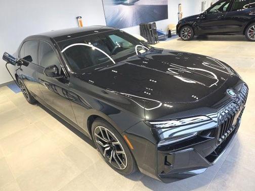 Black Sapphire Metallic 2023 BMW i7 xDrive60
