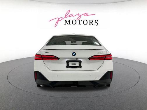 Alpine White 2026 BMW 530 i xDrive