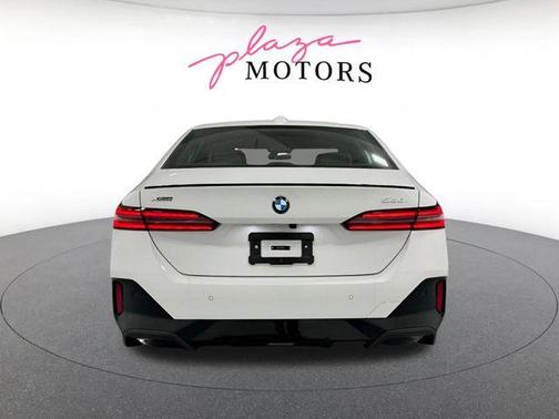 Alpine White 2026 BMW 530 i xDrive