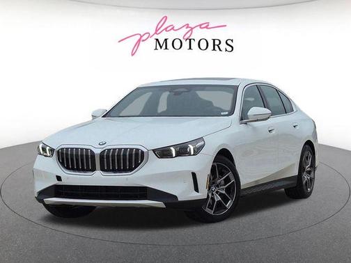 Alpine White 2026 BMW 530 i xDrive