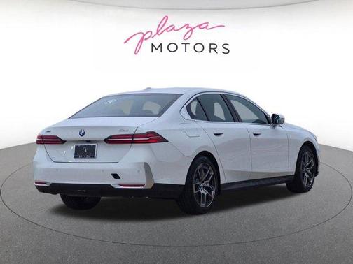 Alpine White 2026 BMW 530 i xDrive