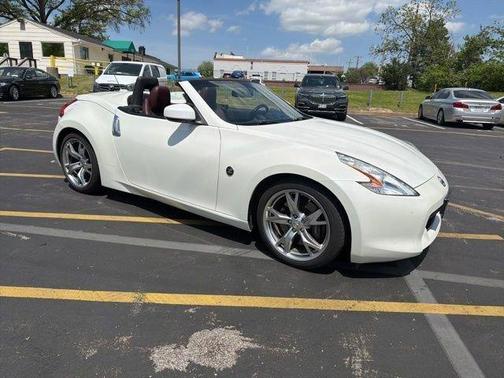 Pearl White 2010 Nissan 370Z Touring