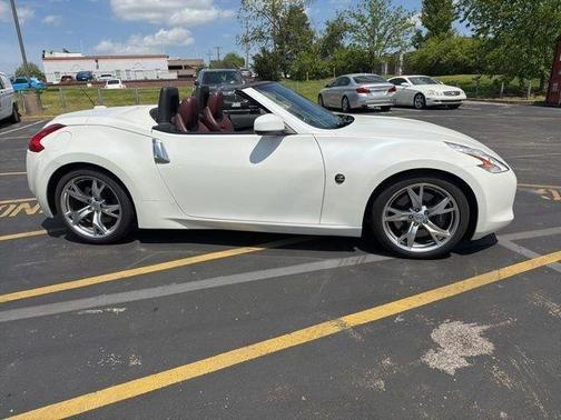 Pearl White 2010 Nissan 370Z Touring
