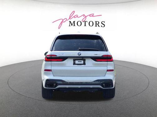 Mineral White Metallic 2026 BMW X7 xDrive40i