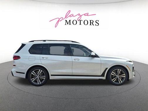 Mineral White Metallic 2026 BMW X7 xDrive40i