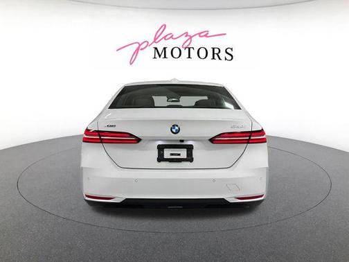 Mineral White Metallic 2026 BMW 530 i xDrive