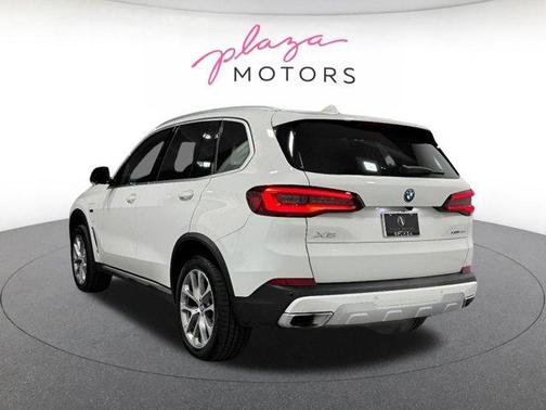 Alpine White 2023 BMW X5 PHEV xDrive45e