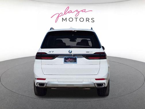 Alpine White 2027 BMW X7 xDrive40i