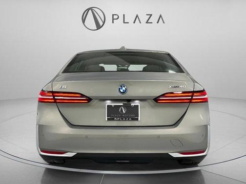 Gray Metallic 2026 BMW i5 xDrive40