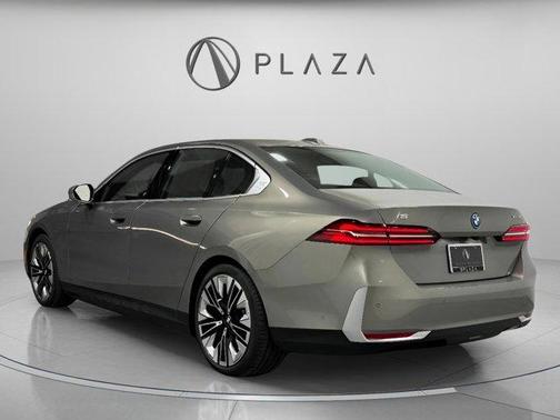 Gray Metallic 2026 BMW i5 xDrive40