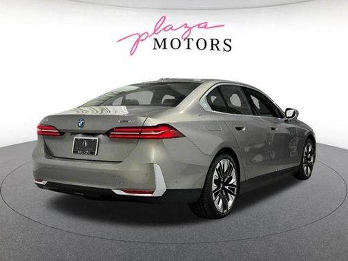 Gray Metallic 2026 BMW i5 xDrive40
